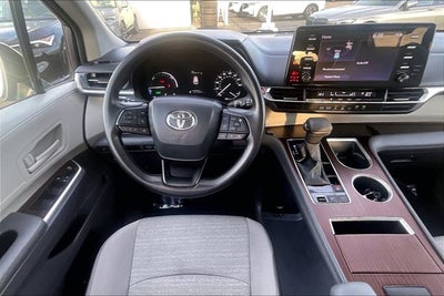 2023 Toyota Sienna LE