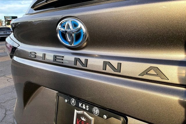 2023 Toyota Sienna LE